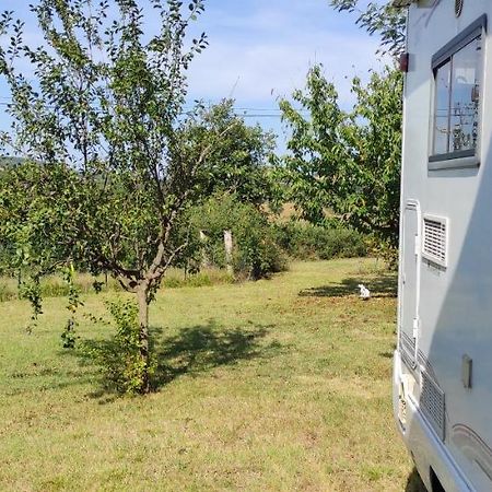 Charmant Camping-Car A La Campagne Labessiere-Candeil Экстерьер фото