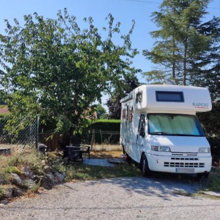 Charmant Camping-Car A La Campagne Labessiere-Candeil Экстерьер фото