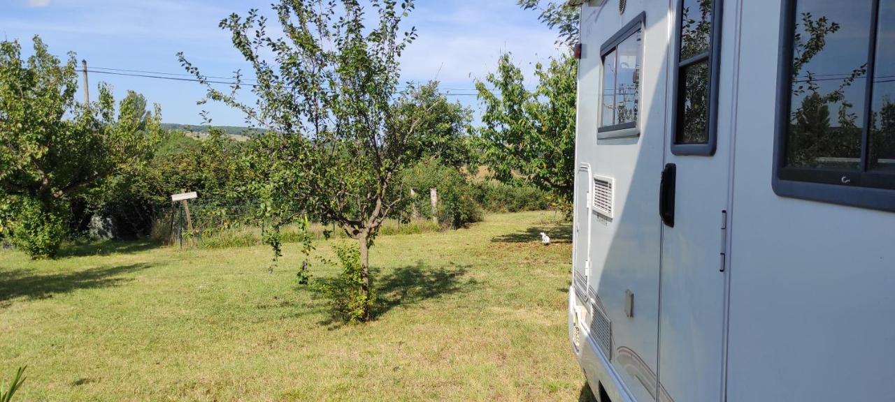 Charmant Camping-Car A La Campagne Labessiere-Candeil Экстерьер фото